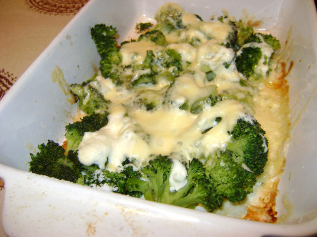 Брокколи в духовке с четырьмя видами сыра