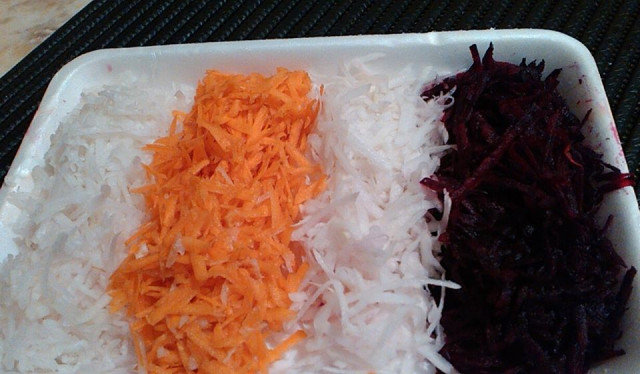 Витаминный салат из свеклы, двух видов репы и моркови