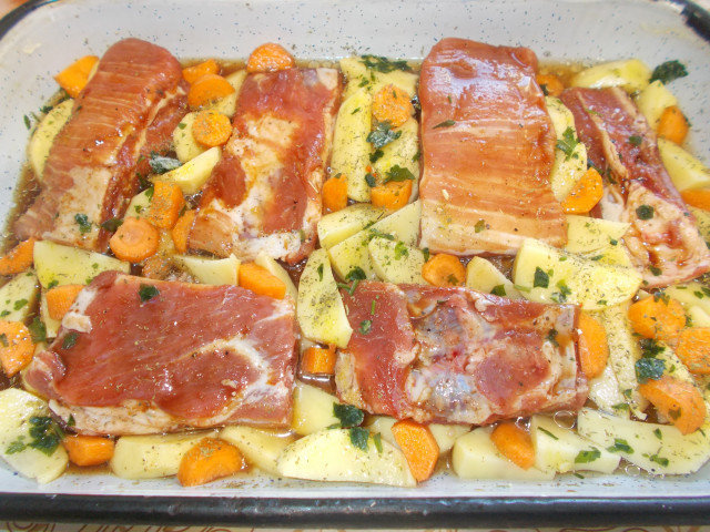 Свины ребрышки с картофелем и морковью в духовке
