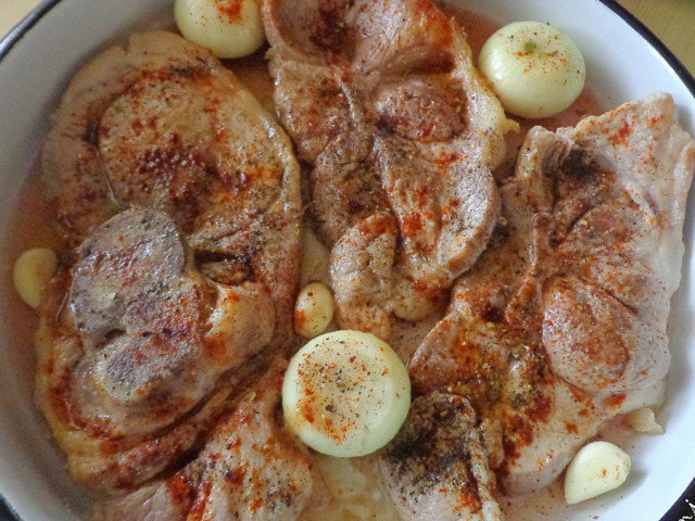 Приготовленная винная свиная лопатка с картофельными грибами