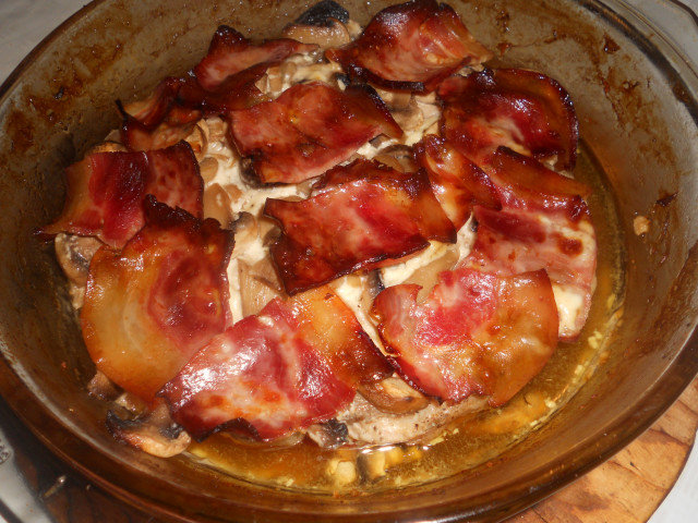 Свиное филе с грибами, майонезом и беконом в духовке