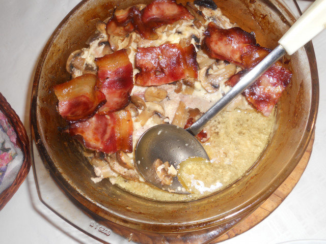 Свиное филе с грибами, майонезом и беконом в духовке