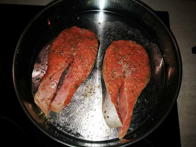 Маринованный лосось в духовке