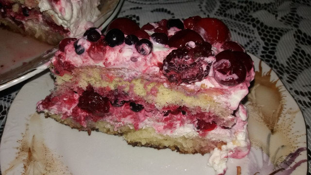 Освежающий торт с ягодами