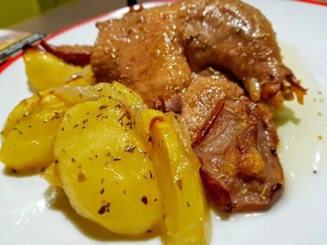 Мясо утки с грушами и картошкой