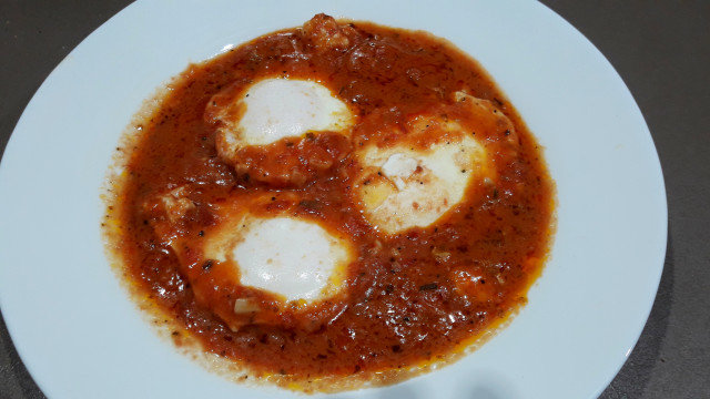 Яйца пашот в томатном соусе