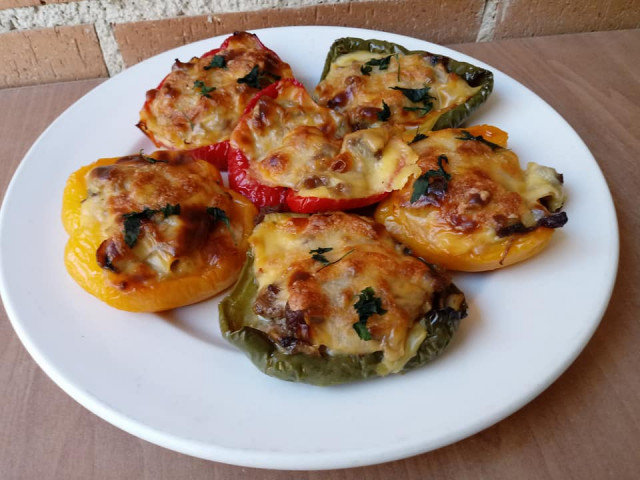 Аппетитные фаршированные сладкие перцы с кусочками мяса