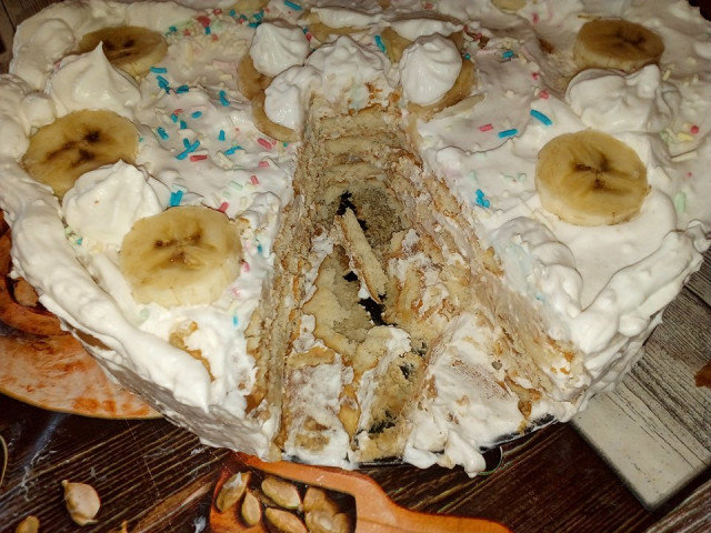 Торт из печенья с двумя видами крема и бананами