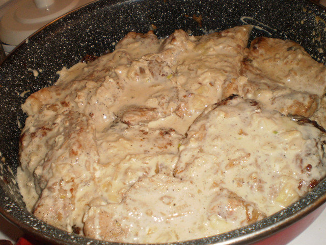 Вкусные стейки в духовке с соусом из плавленого сыра