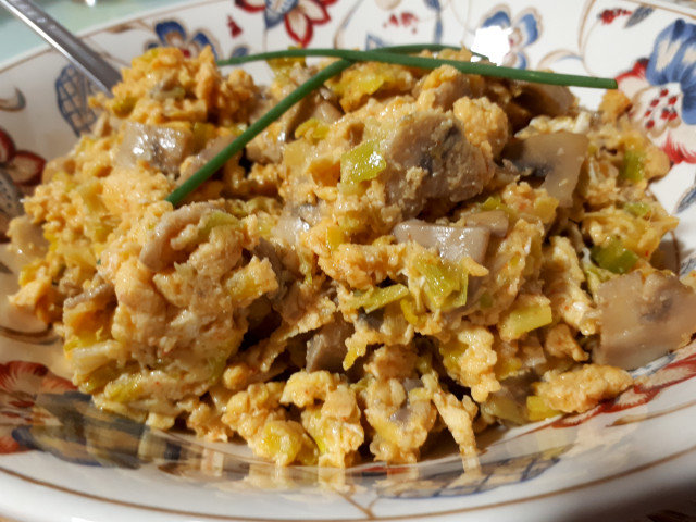 Яичница с луком-пореем и грибами