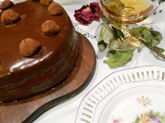 Шоколадный шифоновый торт в форме сердца