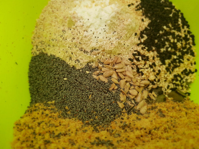 Цельнозерновые крекеры с кунжутом, семенами льна и тыквы