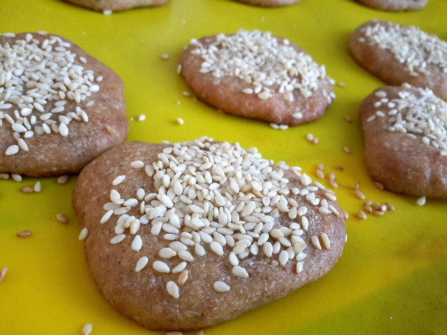 Соленое печенье с цельнозерновой мукой и кунжутом
