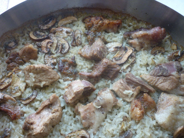 Свинина с грибами и рисом в духовке