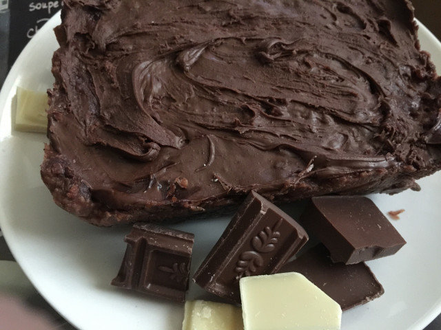 Простой шоколадный пирог без выпечки