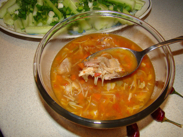 Куриный суп с помидорами и лапшой