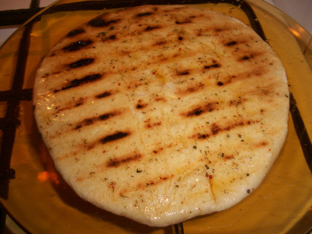 Быстрые болгарские лепешки пырленки с чесноком на сковороде