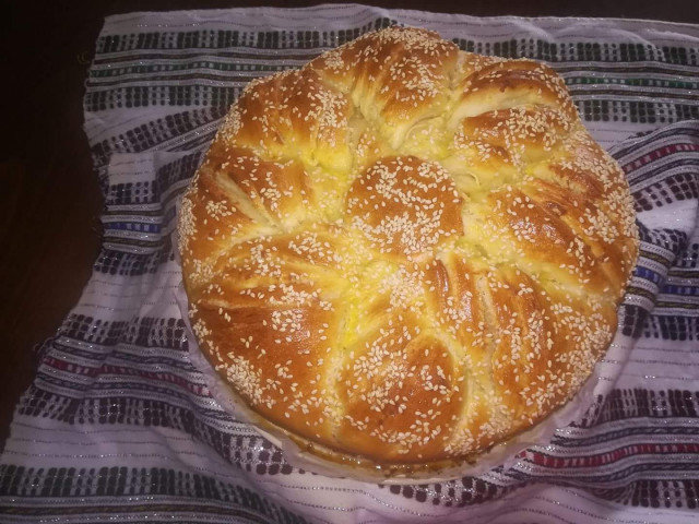 Скрученный хлеб со сливочным маслом и брынзой