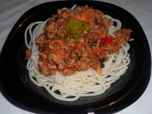 Спагетти с мясным фаршем и овощами
