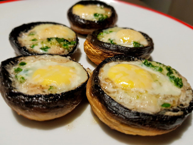 Грибочки, фаршированные перепелиными яйцами