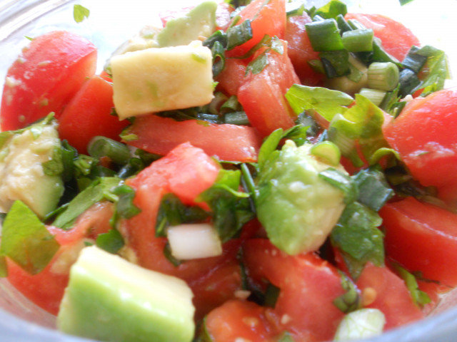 Салат с авокадо, зеленым луком и помидорами