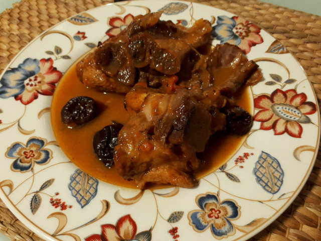 Тушеная свиная рулька с черносливом