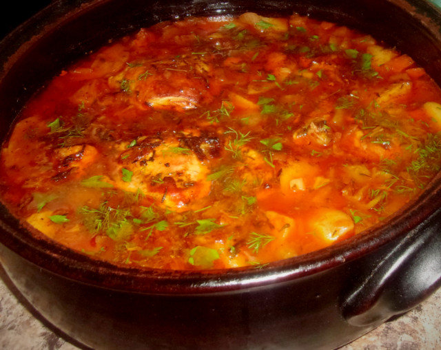 Картофельная запеканка с мясом в глиняном горшке