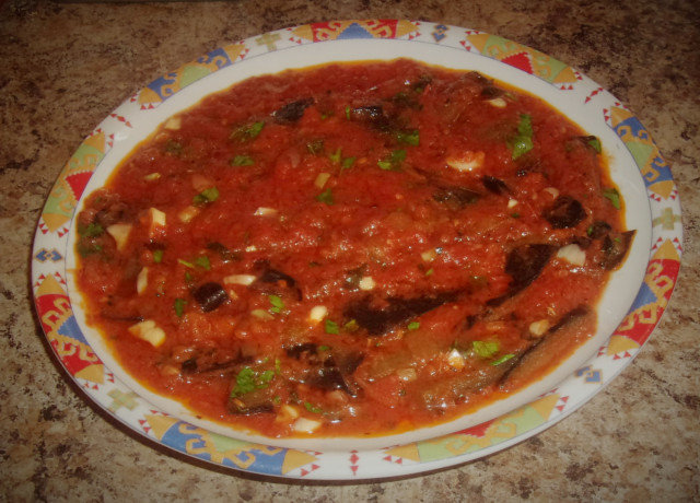 Баклажаны с томатным соусом и чесноком на сковороде