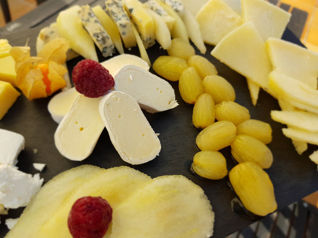 Сырная тарелка с фруктами для гостей