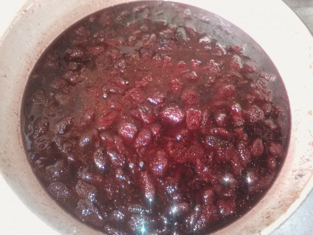Варенье с цельной клубникой