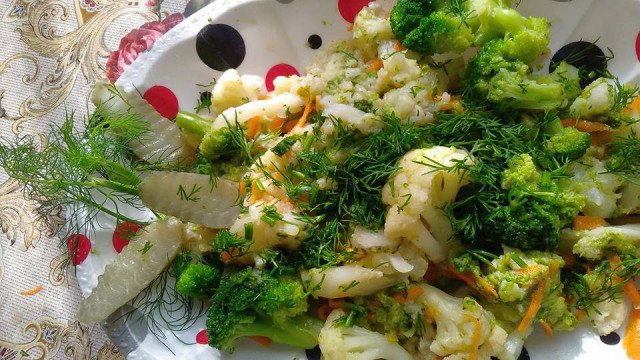 Салат из цветной капусты и брокколи