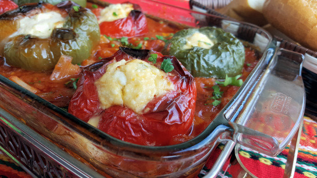 Перец с брынзой в томатном соусе