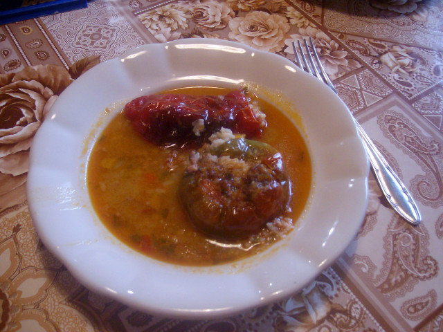 Перцы, фаршированные мясным фаршем и рисом в томатном соусе