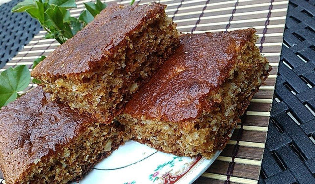 Кекс с грецкими орехами, медом и маслом