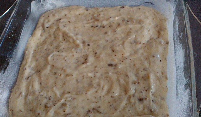 Кекс с грецкими орехами, медом и маслом