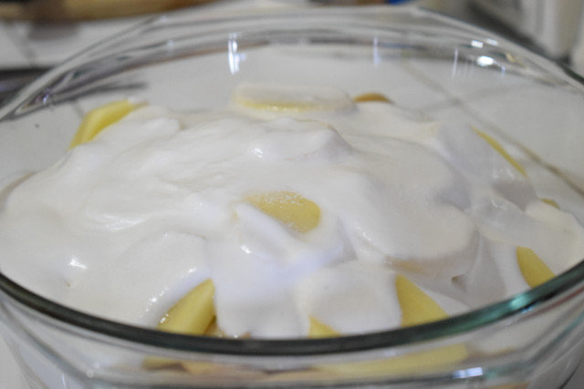Отбивные со сливками и грибами в стеклянной жаропрочной посуде