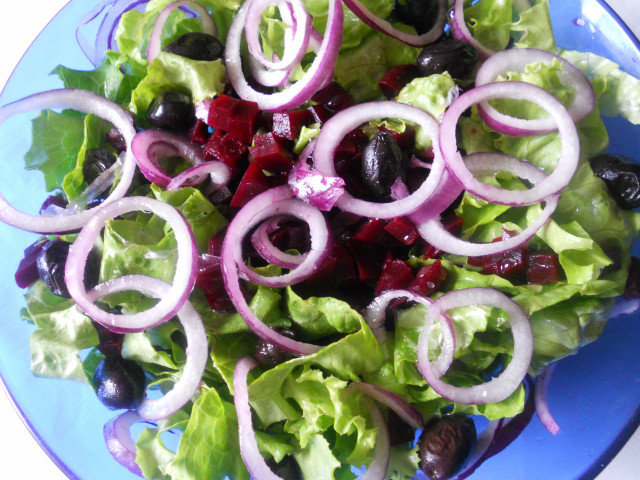 Салат со свеклой и латуком