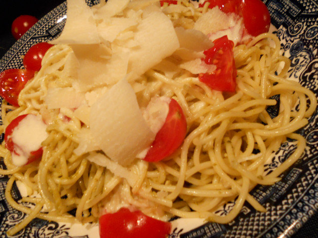 Спагетти с соусом песто и помидорами