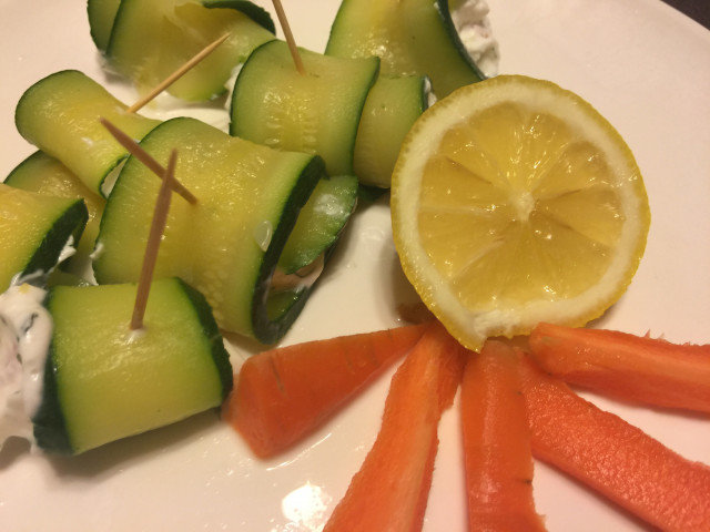 Рулетики с семгой, кабачками и сливочным сыром