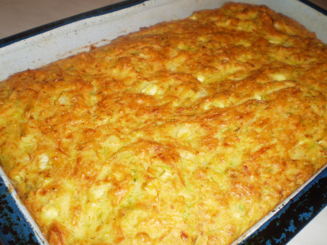 Быстрый кекс с кабачками, брынзой и манкой
