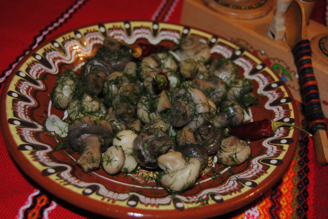 Грибной салат с шампиньонами и чесноком