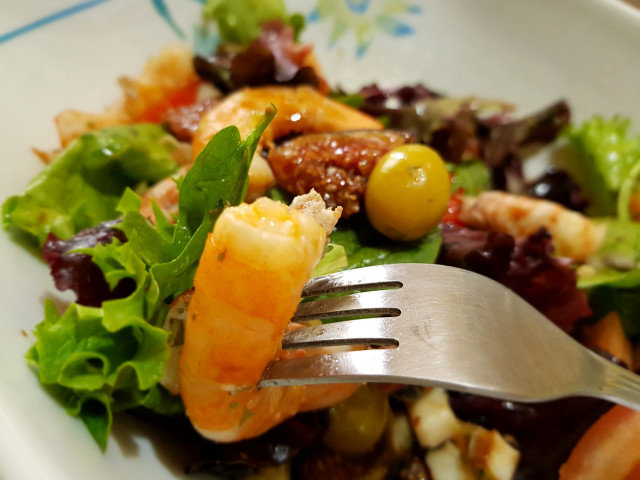 Средиземноморский салат с морепродуктами