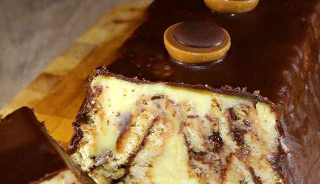 Торт из печенья с пудингом и шоколадной пастой