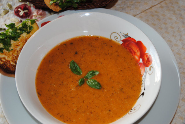 Томатный суп-пюре с базиликом