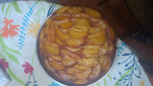 Сладкий фруктовый пирог с персиками