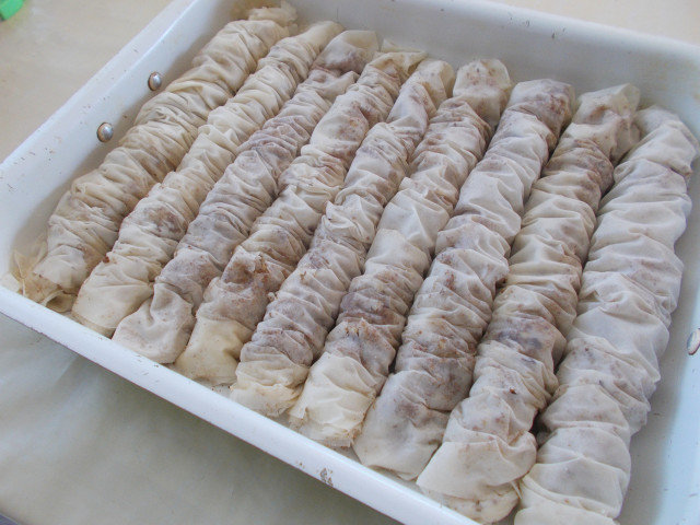 Пахлава саралия с грецкими орехами и печеньем