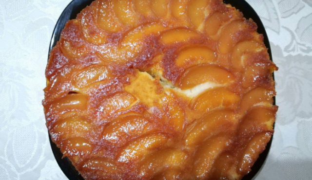 Простой пирог с карамелизированными персиками