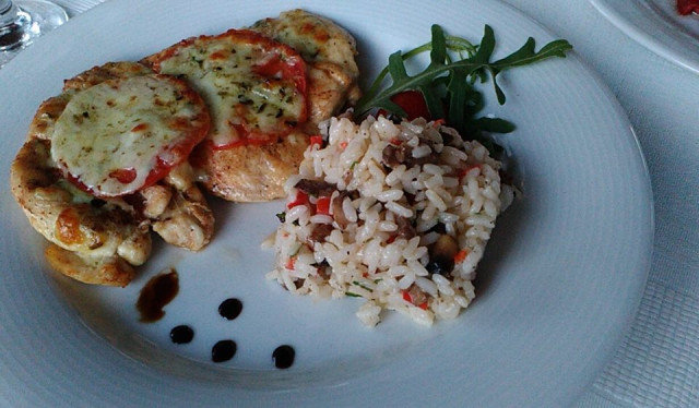Куриный стейк с гарниром из риса