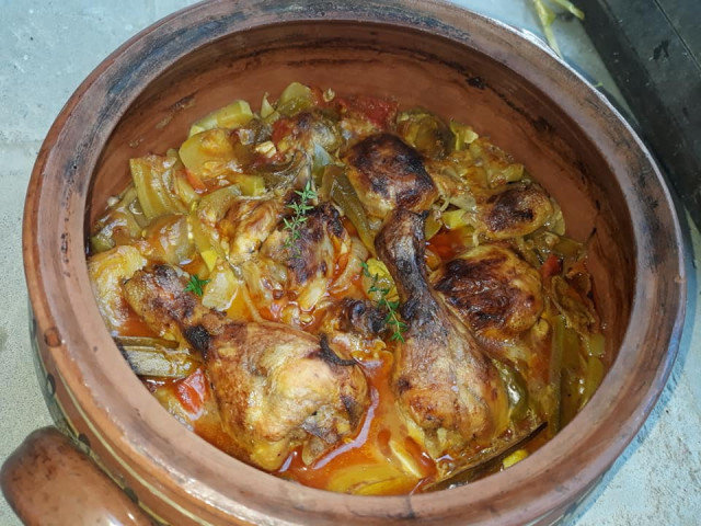 Овощной гювеч с курицей и тимьяном