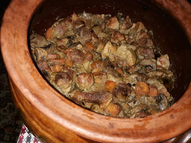 Кебаб из свинины в глиняном горшке